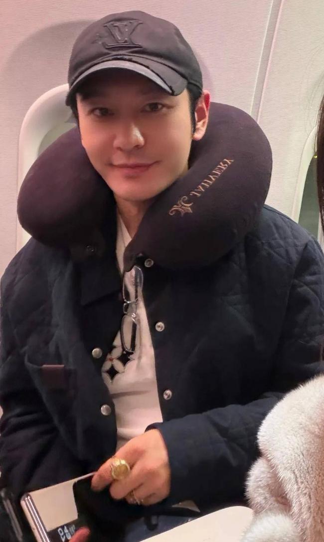 48岁黄晓明偶像包袱好重 跑步穿增高鞋戴假发片