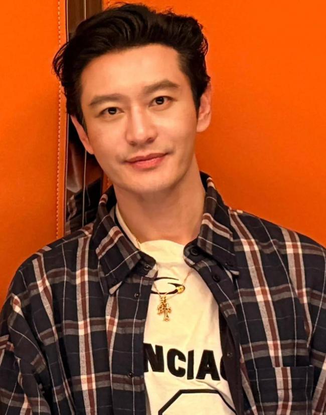 48岁黄晓明偶像包袱好重 跑步穿增高鞋戴假发片