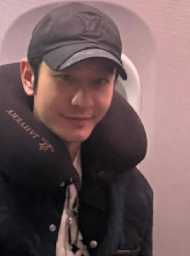 48岁黄晓明偶像包袱好重 跑步穿增高鞋戴假发片