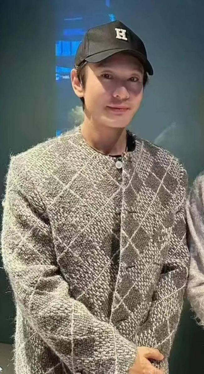 48岁黄晓明偶像包袱好重 跑步穿增高鞋戴假发片