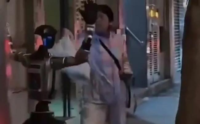 吓坏散步大妈 AI机器人被警察“逮捕”