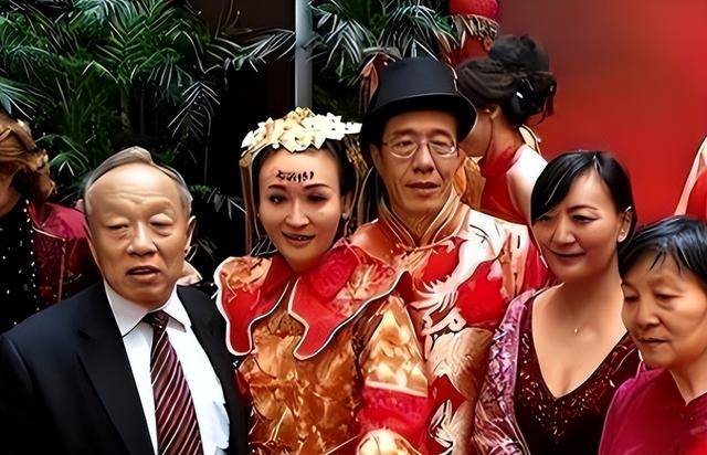 吃狗食、关禁闭，央视前才女国外被虐？