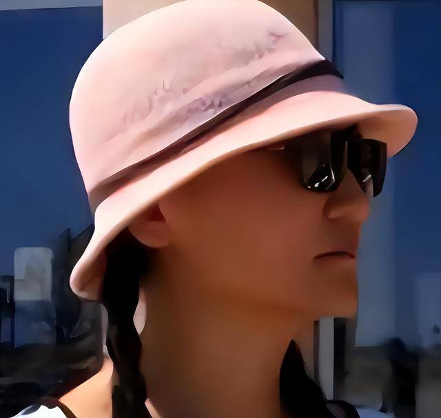 吃狗食、关禁闭，央视前才女国外被虐？