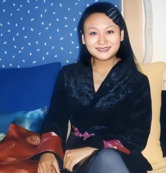 吃狗食、关禁闭，央视前才女国外被虐？