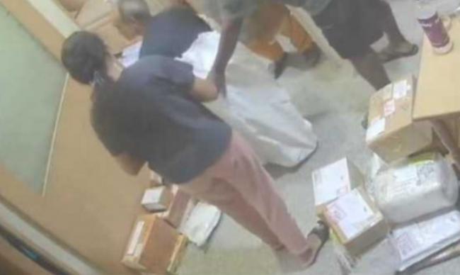 一家人为搏关注 竟装父亲进麻袋还要寄快递 一家人为搏关注 竟装父亲进麻袋还要寄快递