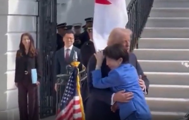 川普亲自出门迎接  她下车后扑进川普怀中