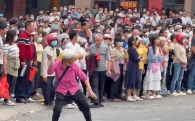 中国大规模警民冲突 满头白发婆婆向警察扔鸡蛋 中国大规模警民冲突 满头白发婆婆向警察扔鸡蛋