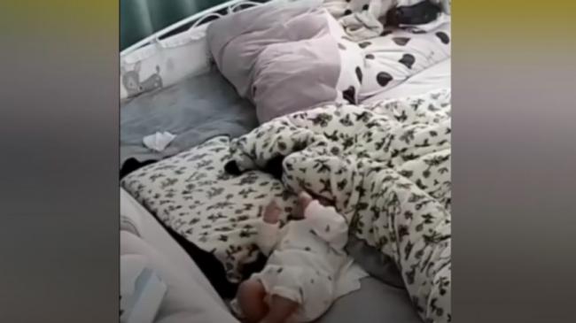 3月婴儿被子盖脸近2分钟哭到抽搐 给父母敲警钟