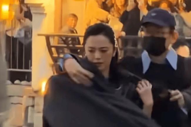 姚晨离婚风波后首露面,全程冷脸神态紧绷 姚晨离婚风波后首露面,全程冷脸神态紧绷