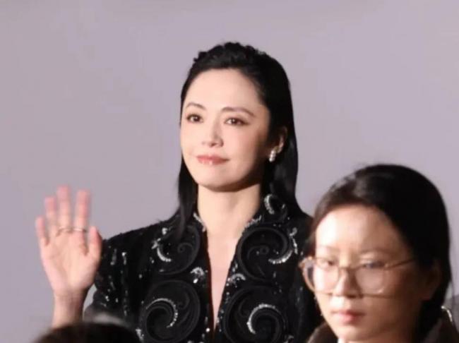 姚晨离婚风波后首露面,全程冷脸神态紧绷 姚晨离婚风波后首露面,全程冷脸神态紧绷