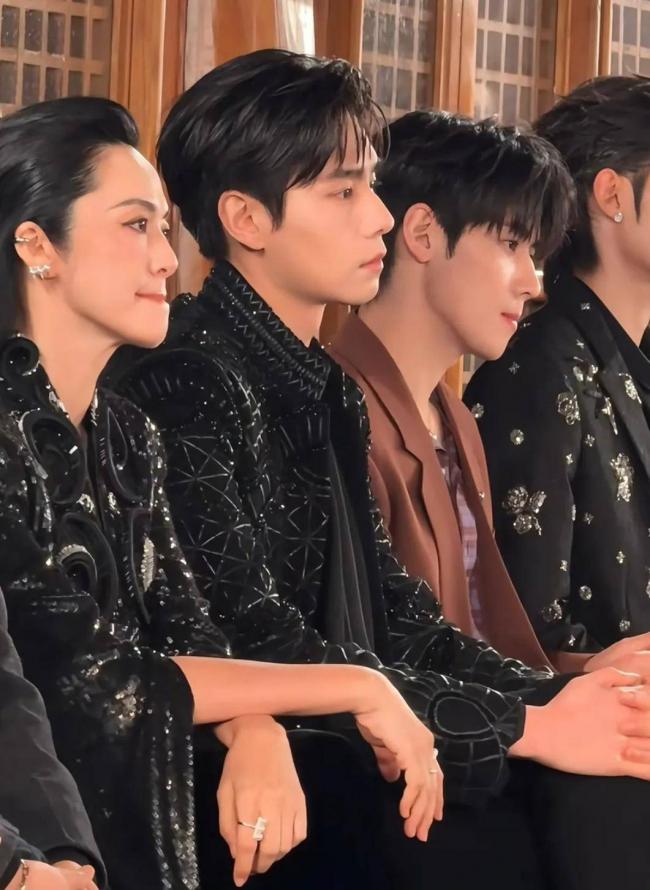 姚晨离婚风波后首露面,全程冷脸神态紧绷 姚晨离婚风波后首露面,全程冷脸神态紧绷