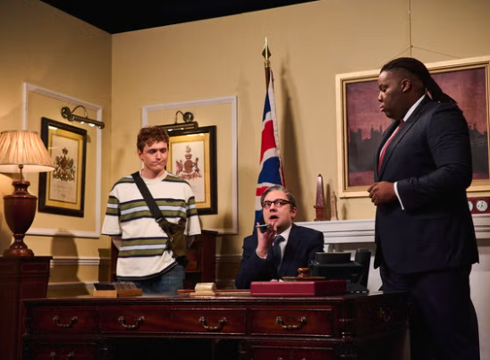 川普转发短剧视频 嘲讽英国首相