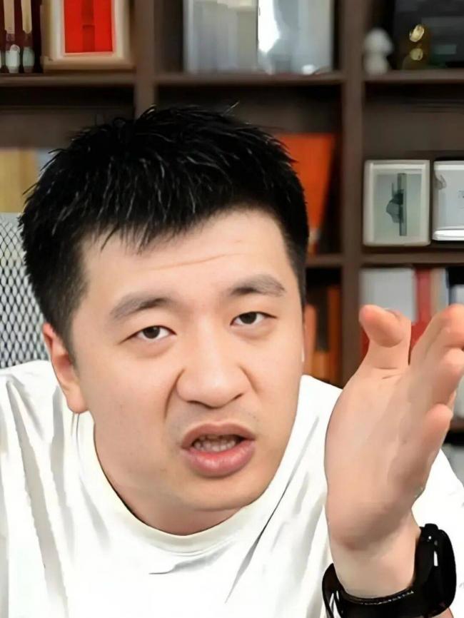 劝人拼命的张雪峰 留下9家公司和9岁女儿走了