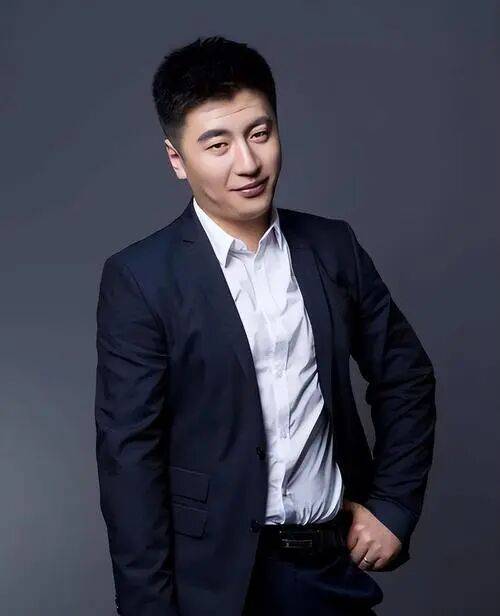 劝人拼命的张雪峰 留下9家公司和9岁女儿走了