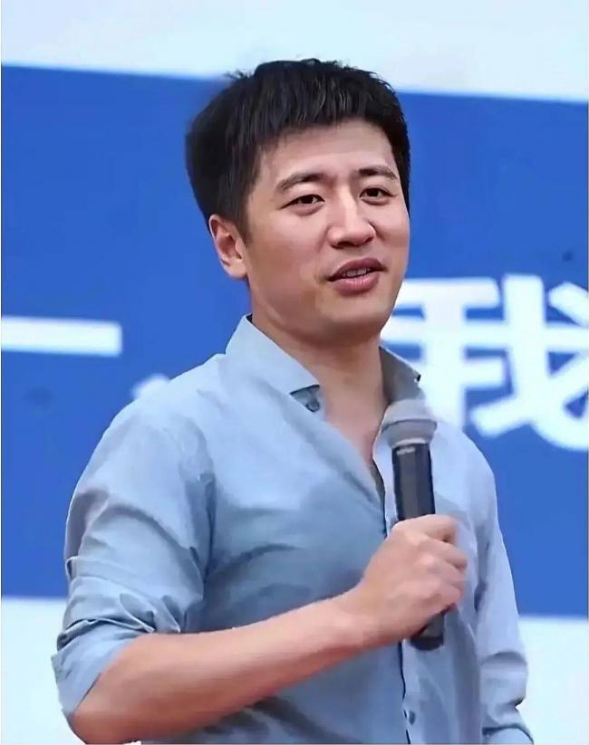 劝人拼命的张雪峰 留下9家公司和9岁女儿走了