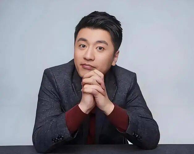 劝人拼命的张雪峰 留下9家公司和9岁女儿走了