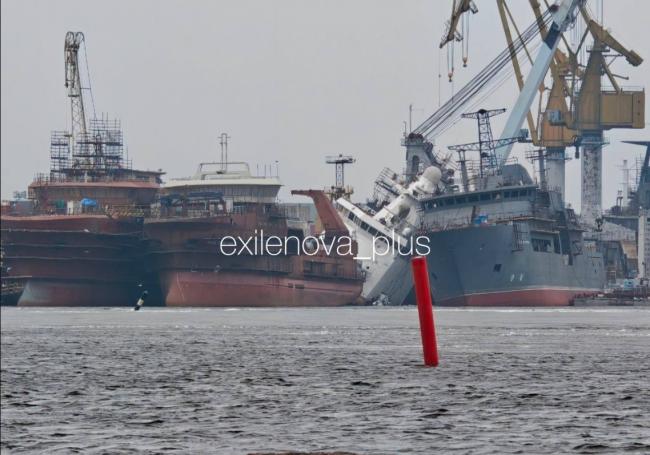 乌克兰成功袭中1000公里外俄军舰 已严重倾斜 乌克兰成功袭中1000公里外俄军舰 已严重倾斜