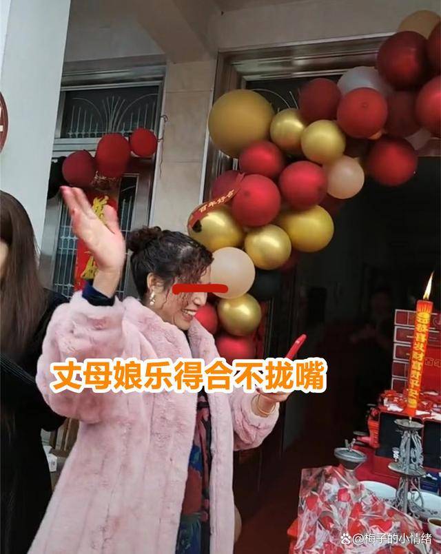 订婚现场新郎新娘不般配，3大箱现金太壕气