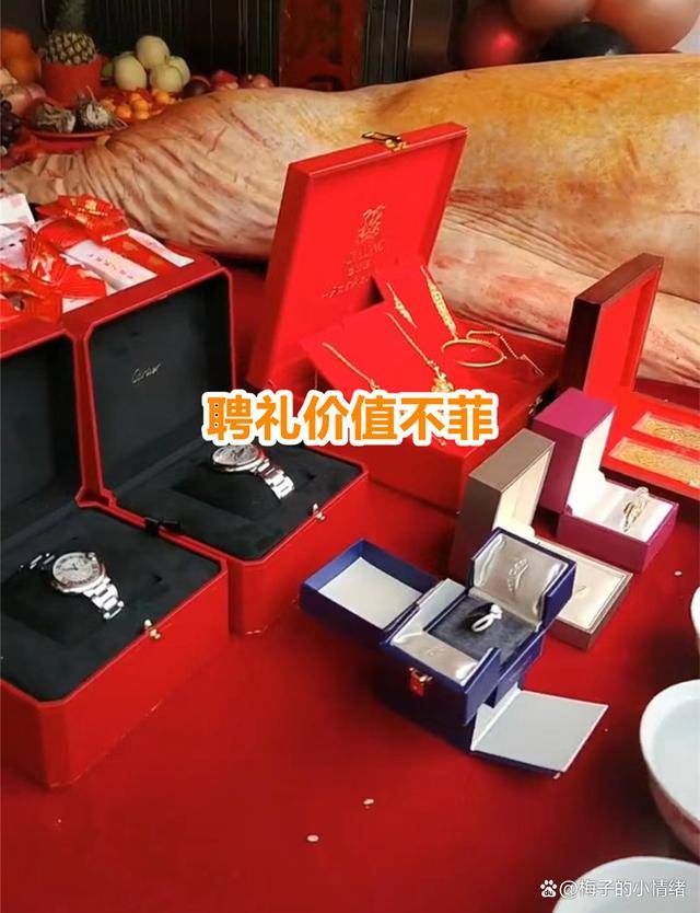 订婚现场新郎新娘不般配，3大箱现金太壕气