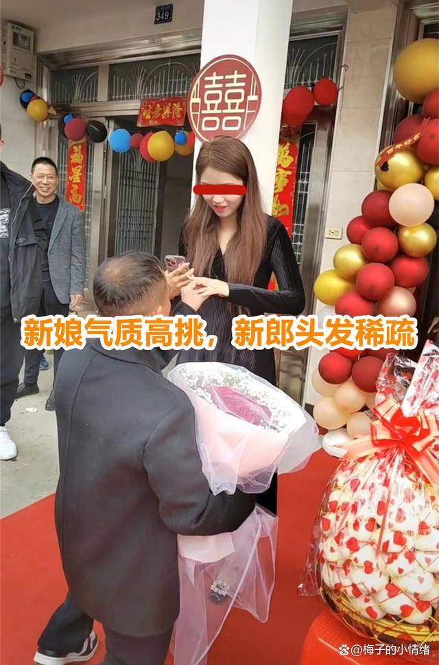 订婚现场新郎新娘不般配，3大箱现金太壕气