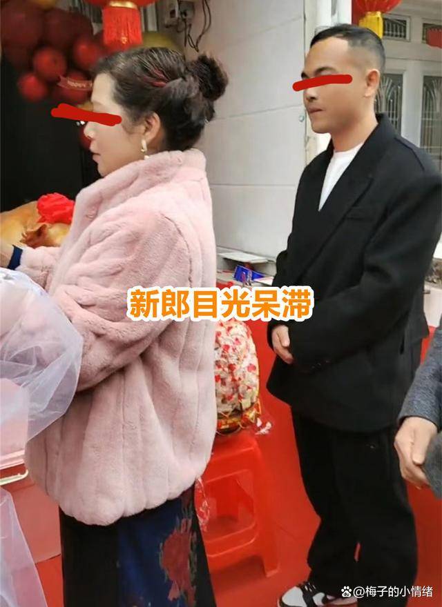 订婚现场新郎新娘不般配，3大箱现金太壕气