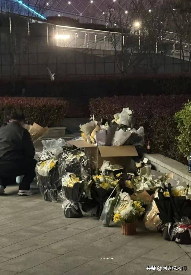 张雪峰公司楼下摆满悼念鲜花 员工曝去世细节 张雪峰公司楼下摆满悼念鲜花 员工曝去世细节