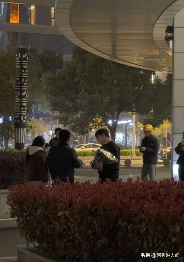 张雪峰公司楼下摆满悼念鲜花 员工曝去世细节 张雪峰公司楼下摆满悼念鲜花 员工曝去世细节