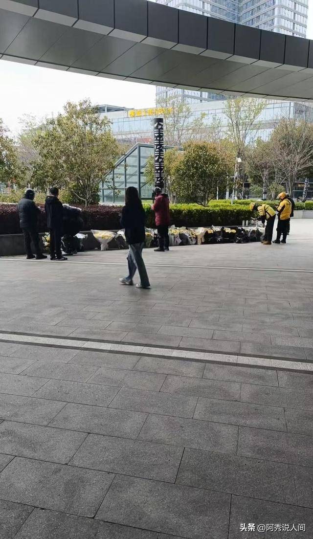 张雪峰公司楼下摆满悼念鲜花 员工曝去世细节 张雪峰公司楼下摆满悼念鲜花 员工曝去世细节