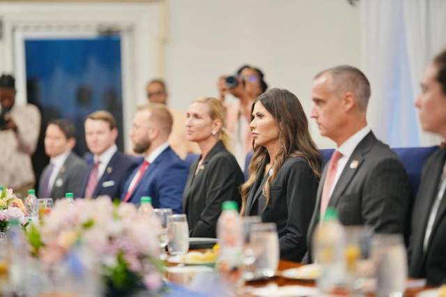 美“芭比”部长履新后亮相,高调带情人在侧 美“芭比”部长履新后亮相,高调带情人在侧