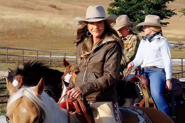 美“芭比”部长履新后亮相,高调带情人在侧 美“芭比”部长履新后亮相,高调带情人在侧