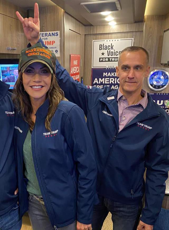 美“芭比”部长履新后亮相,高调带情人在侧 美“芭比”部长履新后亮相,高调带情人在侧