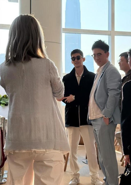 林志玲满腿青筋 张翰暴瘦牙黄 73岁钟镇涛逆生长 林志玲满腿青筋 张翰暴瘦牙黄 73岁钟镇涛逆生长