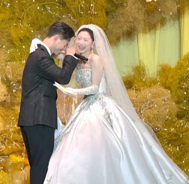 中国羽毛球世界冠军大婚，现场激动落泪