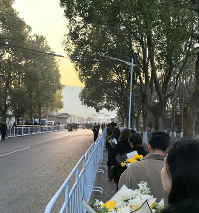 张雪峰和李咏:两种葬礼,两种人生 张雪峰和李咏:两种葬礼,两种人生