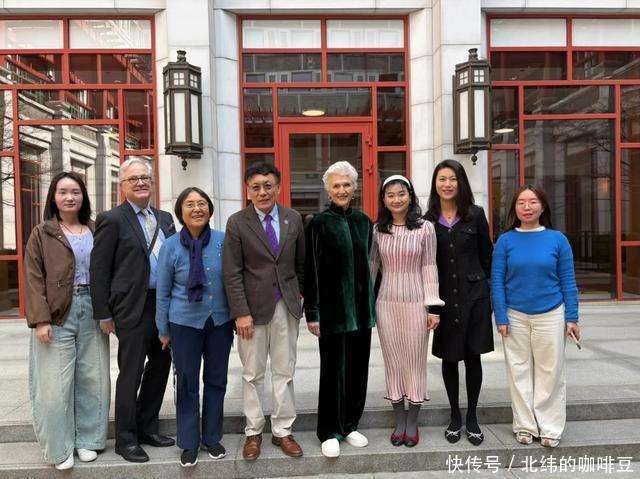 马斯克妈妈又来北京 爬长城 逛清华 马斯克妈妈又来北京 爬长城 逛清华