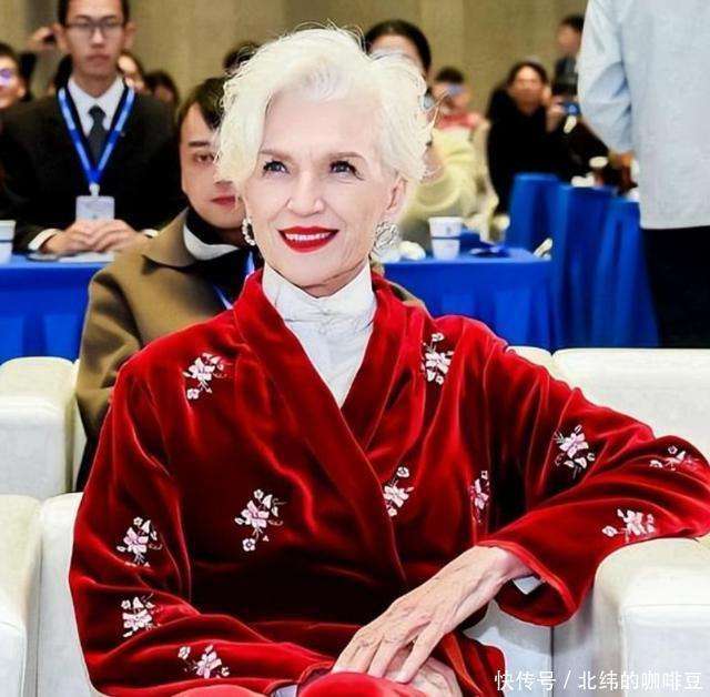 马斯克妈妈又来北京 爬长城 逛清华 马斯克妈妈又来北京 爬长城 逛清华