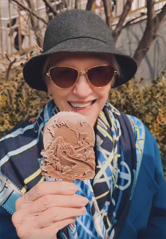 马斯克妈妈又来北京 爬长城 逛清华 马斯克妈妈又来北京 爬长城 逛清华