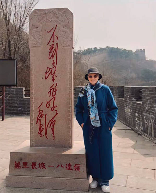 马斯克妈妈又来北京 爬长城 逛清华 马斯克妈妈又来北京 爬长城 逛清华