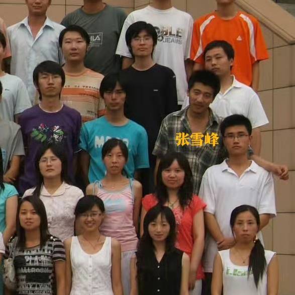张雪峰2007年毕业照 典型的寒门学子
