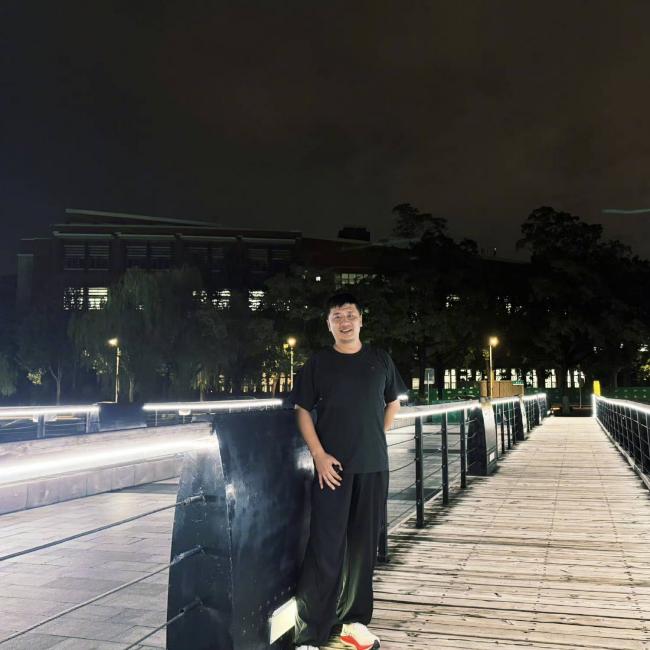 张雪峰2007年毕业照 典型的寒门学子