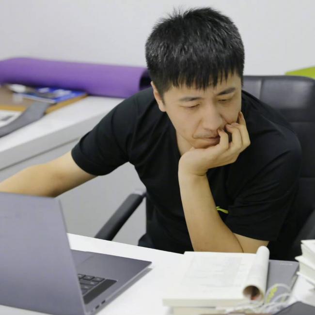 张雪峰2007年毕业照 典型的寒门学子