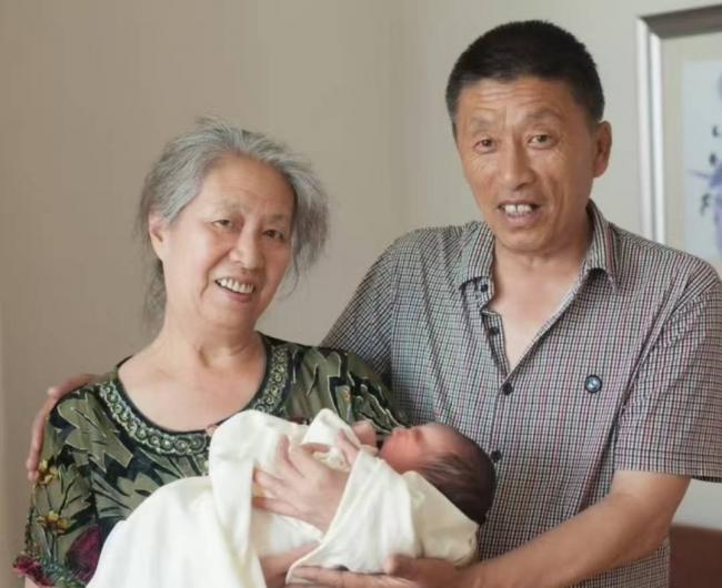 张雪峰与父母合照曝光，老父几年前已病逝