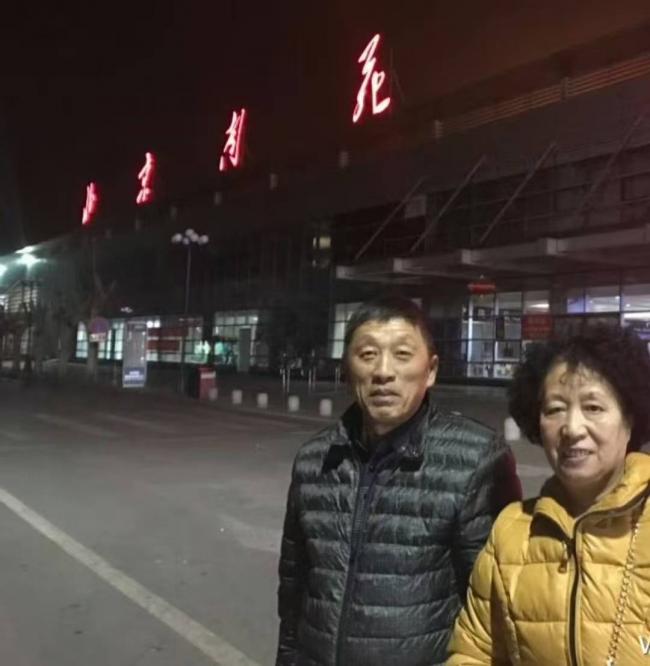 张雪峰与父母合照曝光，老父几年前已病逝