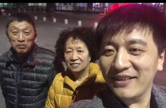 张雪峰与父母合照曝光，老父几年前已病逝