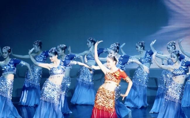 许家印倒台后 她居然低调嫁给了这个男人 许家印倒台后 她居然低调嫁给了这个男人