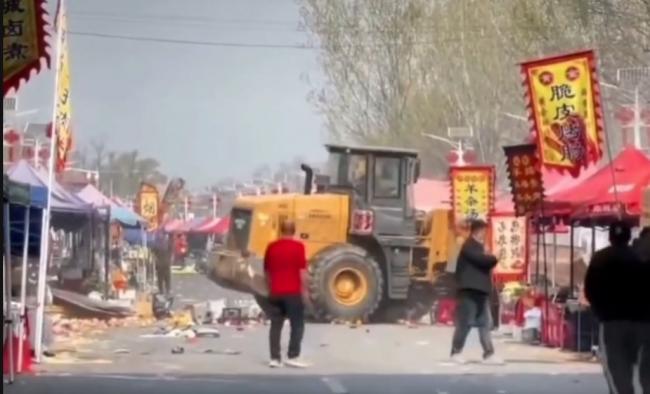 网传铲泥车冲北京集市致多人死 司机被拖出暴打 网传铲泥车冲北京集市致多人死 司机被拖出暴打