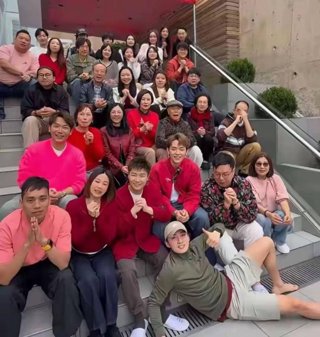 78岁汪明荃回上海祭祖 罗家英打扮年轻 78岁汪明荃回上海祭祖 罗家英打扮年轻