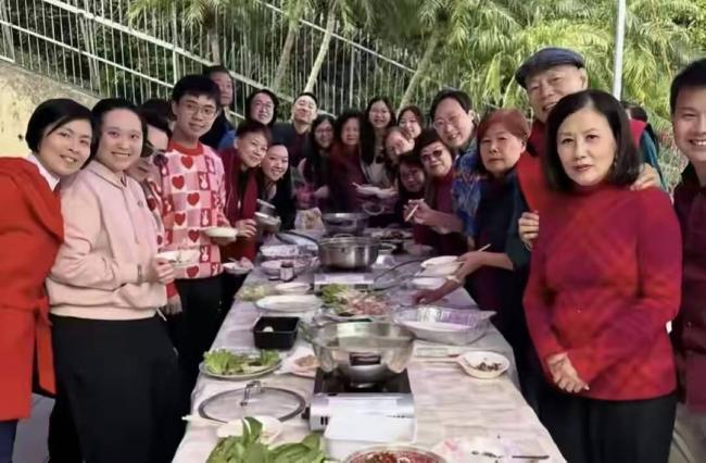 78岁汪明荃回上海祭祖 罗家英打扮年轻 78岁汪明荃回上海祭祖 罗家英打扮年轻