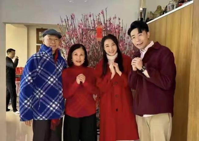 78岁汪明荃回上海祭祖 罗家英打扮年轻 78岁汪明荃回上海祭祖 罗家英打扮年轻