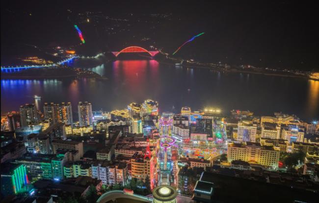 约80层楼高的神女大扶梯,重庆小城变网红 约80层楼高的神女大扶梯,重庆小城变网红